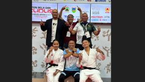 Atlet-judo-Medan-foto-bersama-dengan-pengurus-PJSI-Sumut-saat-meraih-medali-di-PON.jpg