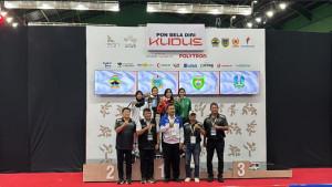 Atlet-wushu-Sumur-Ardianti-Rizky-Putri-dua-kiri-atas-menerima-medali-emas-di-GOR-Kaliputu.jpg