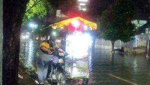 BANJIR-MELANDA-MEDAN-Sejumlah-kendaraan-mogok.jpg