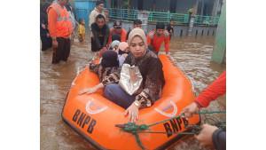 BANTU-WARGA-Warga-menaiki-perahu-karet.jpg