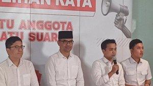 BERSAING-DENGAN-JOKOWI-Bro-Ron-atau-Ronald-A-Sinaga-2-dari-kiri-kader-PSI.jpg