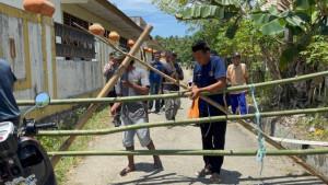 BLOKADE-JALAN-Wali-murid-melakukan-aksi-blokade-jalan-menuju-sekolah-di-Dusun-Silopo.jpg