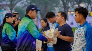 BONUS-ATLET-Wali-Kota-Medan-Rico-Waas-menyerahkan-tali-asih.jpg