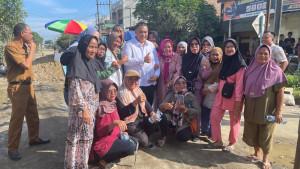 BUKA-BLOKIR-Emak-emak-berebut-untuk-berfoto-dengan-Anggota-DPRD.jpg
