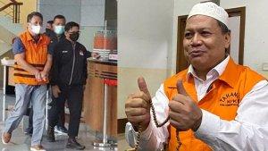 Bambang-Kayun-mengacungkan-dua-jempolnya-sambil-angkat-Tasbih-saat-dipotret-awak-media.jpg