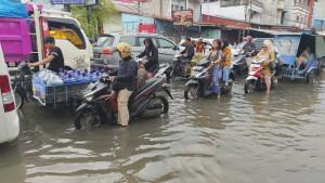 Banjir-Marelan-Sepanjang-jalan-Marelan-Raya-banjir.jpg