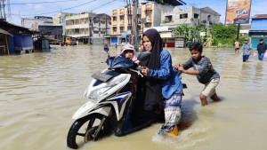 Banjir-Medan-Labuhan-Seorang-ibu-bersama.jpg