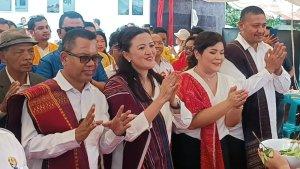 Bapaslon-Poltak-Sitorus-Anugerah-Puriam-Naiborhu-mendaftar-ke-Kantor-KPUD-Toba_1.jpg