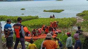 Beberapa-petugas-dan-warga-tampak-sedang-melakukan-pencarian-korban.jpg