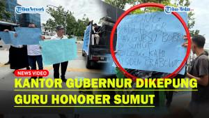Belasan-Guru-Honorer-Sumut-Nyanyikan-Lagu-Hymne-di-Depan-Kantor-Gubernur.jpg