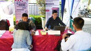 Belasan-orang-pencari-kerja-sedang-melakukan-registrasi-pendaftaran.jpg