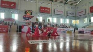 Berbaju-putih-dengan-celana-serba-pink-tim-dance-SMA-Methodist-Lubuk-Pakam.jpg
