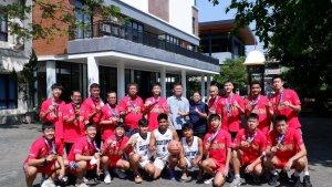 Berfoto-bersama-dengan-juara-Honda-DBL.jpg