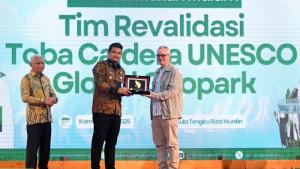 Bobby-Nasution-Terima-Penghargaan-UNESCO.jpg