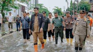 Bobby-Tinjau-Banjir-Medan.jpg