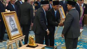 Bungaran-Saragih-dan-JR-Saragih-saat-menerima-penyerahan.jpg