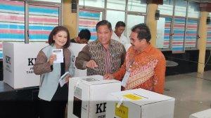 Bupati-Dairi-Eddy-Keleng-Ate-Berutu-didampingi-sang-istri-Romy-Mariani-Eddy-Berutu_.jpg