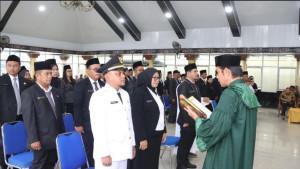 Bupati-Dairi-Vickner-Sinaga-melantik-50-pejabat-Eselon-III-di-Balai-Budaya_111.jpg