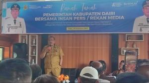 Bupati-Dairi-Vickner-Sinaga-saat-menggelar-ramah-tamah-bersama-jurnalis.jpg