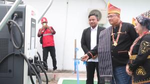 Bupati-Dairi-Vickner-Sinaga-saat-meresmikan-SPKLU.jpg