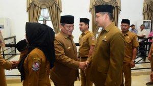 Bupati-Deli-Serdang-M-Ali-Yusuf-Siregar-menyalami-Edy-Saputra-Siregar.jpg