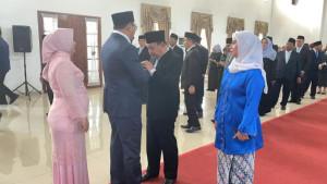 Bupati-Deli-Serdang-dr-Asri-Ludin-Tambunan-memberikan-ucapan-selamat-kepada-Dedi-Maswardy_1.jpg