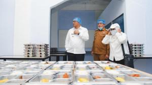 Bupati-Deli-Serdang-dr-Asri-Ludin-Tambunan-meninjau-dapur-SPPG.jpg