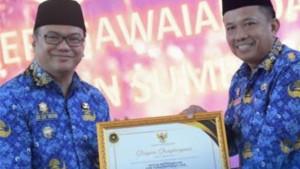 Bupati-Deli-Serdang-dr-Asri-Ludin-Tambunan-menyerahkan-penghargaan-terbaik-_1.jpg
