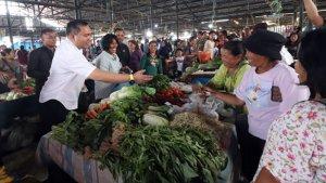 Bupati-Franc-Bernhard-Tumanggor-mengunjungi-Pasar-Tradisional-Klohi.jpg