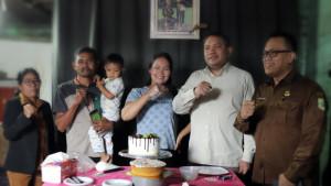 Bupati-Franc-Tumanggor-memberikan-dukungan-untuk-usaha-rumahan-deandelicious-bakery.jpg