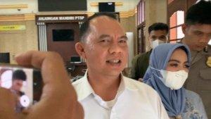 Bupati-Labuhanbatu-nonaktif-Erik-Adtrada-Ritonga-seusai-menjalani-sidang-tuntutan-_1.jpg