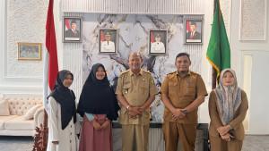 Bupati-Langkat-Syah-Afandin-memberikan-beasiswa-kepada-Humayroh.jpg