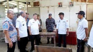 Bupati-Langkat-Syah-Afandin-saat-meninjaU-51-unit-rumah-tidak-layak-huni.jpg