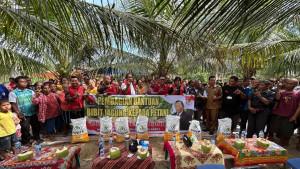 Bupati-Masinton-Pasaribu-menyerahkan-benih-jagung-Pioner-32.jpg