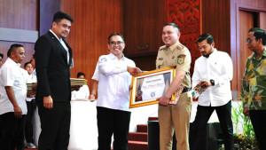 Bupati-Pakpak-Bharat-Franc-Bernhard-Tumanggor-menerima-penghargaan-UHC.jpg