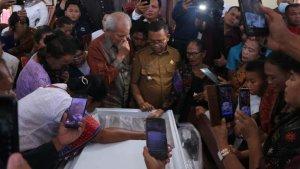 Bupati-Toba-Poltak-Sitorus-berangkatkan-jenazah-Arist-Merdeka-Sirait_.jpg