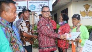 Bupati-Toba-Poltak-Sitorus-saat-berikan-bantuan-bagi-masyarakat-Toba.jpg
