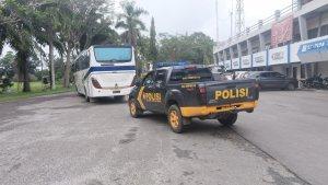 Bus-yang-membawa-rombongan-Persiraja-Banda-Aceh-dikawal-polisi.jpg