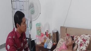 Camat-Talang-Kelapa-Salinan-ketika-mengobrol-dengan-Fajardfds.jpg