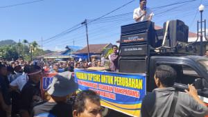 DEMO-KANTOR-BUPATI-MANGKRAK-Seratusan-massa-bergerak.jpg