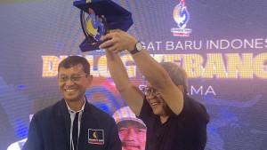 DIALOG-KEBANGSAAN-JR-Saragih-Kiri-menyerahkan.jpg