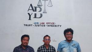 DKA-alias-Dedi-tengah-bersama-kuasa-hukumnya-Arih-Yaksana-Bancin.jpg