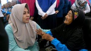 Dessy-Hassanudin-Menyapa-Warga.jpg