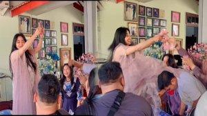 Dewi-Perssik-Bagikan-Uang-THR-Ratusan-Ribu-Disawer-ke-Udara-Sebut-Tradisi-Keluarga-Saat-Lebaran.jpg
