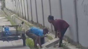 Dua-orang-pria-terang-terangan-mencuri-beton-drainase-di-pinggir-jalan.jpg