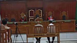Dua-terdakwa-yang-menjalani-sidang-pembacaan-dakwaan-adalah-Direktur-Utama.jpg