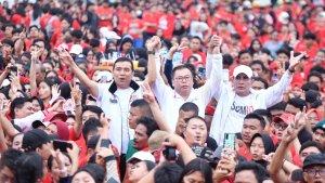 Edy-Rahmayadi-berada-di-tengah-kerumunan-ribuan-pendukung.jpg