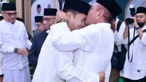 Edy-Rahmayadi-saat-mencium-kening-Pj-Gubernur-Sumatera-Hasanuddin_.jpg
