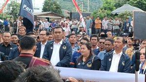 Effendi-Napitupulu-Audi-Murphy-Sitorus-mendaftarkan-diri-ke-Kantor-KPUD.jpg