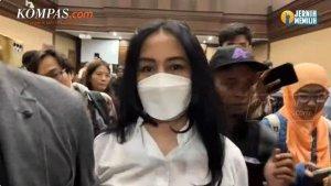 Ernie-Meike-Torondek-memberikan-jawaban-saat-dicecar-wartawan.jpg